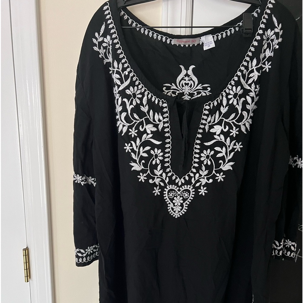 Swim cover up in3x like new .. white accent